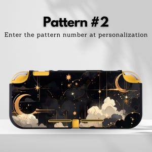 K&ouml;nnte beinhalten: Eine schwarz-goldene Nintendo Switch-H&uuml;lle mit einem Himmelsdesign mit Monden, Sternen und Wolken. Die H&uuml;lle hat gelbe Akzente und den Text "Pattern #2" und "Enter the pattern number at personalization".