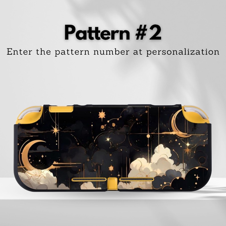K&ouml;nnte beinhalten: Eine schwarz-goldene Nintendo Switch-H&uuml;lle mit einem Himmelsdesign mit Monden, Sternen und Wolken. Die H&uuml;lle hat gelbe Akzente und den Text "Pattern #2" und "Enter the pattern number at personalization".