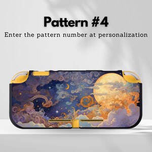 K&ouml;nnte beinhalten: Eine schwarze und gelbe Nintendo Switch Lite-H&uuml;lle mit einem Himmelsdesign, das einen gro&szlig;en Mond, Wolken und Sterne zeigt. Der Text "Pattern #4" und "Enter the pattern number at personalization" sind oben zu sehen.