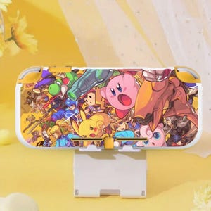 以下が含まれることがあります： 黄色と白のNintendo Switch Liteケース。カラフルなゲームキャラクターのコラージュが特徴です。ケースは白いスタンドに置かれ、背景は黄色です。ピカチュウやカービィなどのキャラクターが含まれています。
