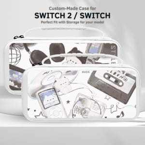 Op de afbeelding: Witte, op maat gemaakte hoes voor Switch 2 / Switch met een handvat. De hoes heeft een zwart-wit illustratie van muziekgerelateerde items, waaronder een cassettebandje, cd en een MP3-speler. De tekst op de hoes luidt "SWITCH 2 / SWITCH".