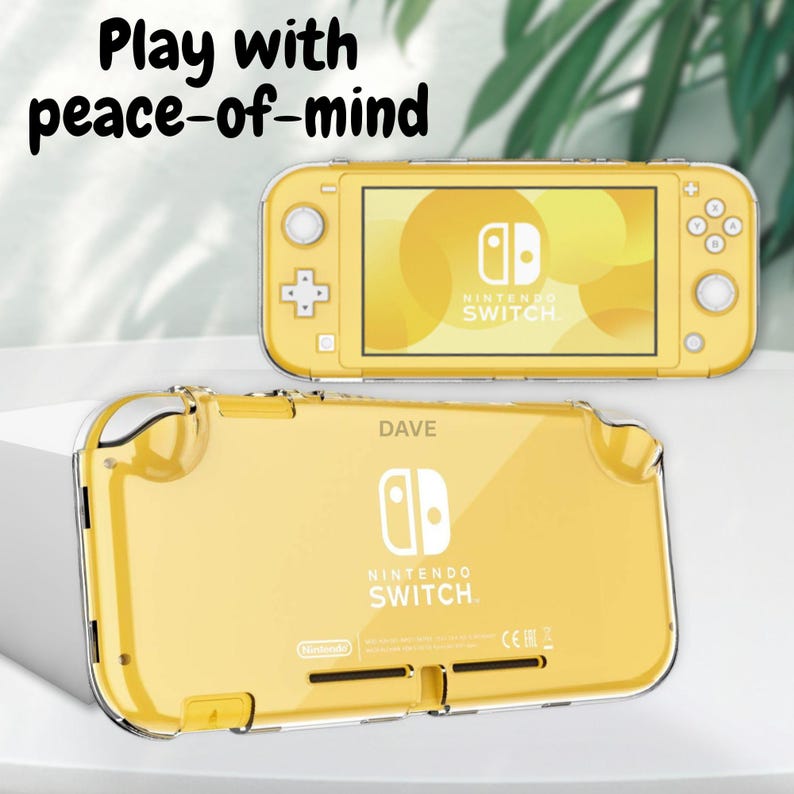 Pu&ograve; includere: Console Nintendo Switch Lite gialla con una custodia protettiva trasparente. La console &egrave; mostrata con lo schermo rivolto verso l'alto e il retro verso l'alto. Il testo "Play with peace-of-mind" &egrave; in alto.