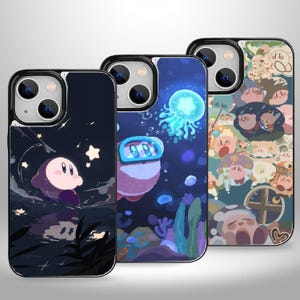 Puede incluir: Tres fundas de teléfono diferentes con un personaje rosa con una estrella en la cabeza. La primera funda tiene un fondo azul oscuro con estrellas y el personaje nadando en el agua. La segunda funda tiene un fondo azul oscuro con una medusa y el personaje con una máscara de buceo. La tercera funda tiene un fondo colorido con una variedad de personajes.