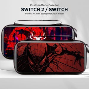 Puede incluir: Dos estuches rectangulares para consola de juegos, con un gráfico rojo y negro de un personaje enmascarado con un patrón de telaraña. El texto dice Custom-Made Case for SWITCH 2 / SWITCH. Cada estuche tiene un asa superior y una cremallera.