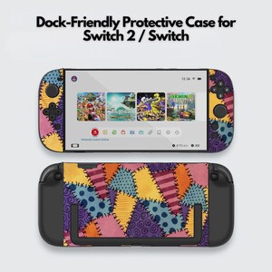 Puede incluir: Una funda protectora compatible con base para Switch 2 / Switch con un colorido patrón de retazos de texturas similares a tela en amarillo, azul y morado con detalles de costuras negras, que cubre la consola y los mandos con pantalla.