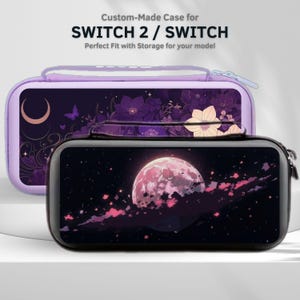Puede incluir: Dos estuches personalizados para SWITCH 2 / SWITCH. Uno es lavanda con un diseño floral y lunar. El otro es negro con una luna rosa y una escena espacial. Los estuches tienen cierre de cremallera y el texto "Custom-Made Case for SWITCH 2 / SWITCH".