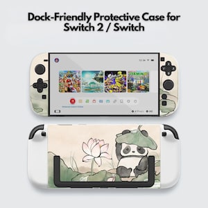 Könnte beinhalten: Eine Schutzhülle für eine Switch 2 / Switch-Konsole. Die Hülle zeigt ein Panda-Bären-Design mit einer Lotusblume und grünen Blättern. Die Oberseite der Konsole zeigt Spielsymbole. Der Text "Dock-Friendly Protective Case for Switch 2 / Switch" steht oben.