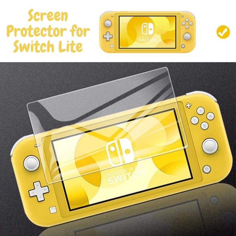 Pu&ograve; includere: Una console Nintendo Switch Lite gialla con una protezione per lo schermo in fase di applicazione. Lo schermo mostra il logo Nintendo Switch. Il testo in alto recita "Screen Protector for Switch Lite". La console &egrave; su una superficie riflettente.