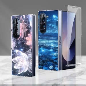 Könnte beinhalten: Samsung-Handyhüllen mit künstlerischen Designs. Eine Hülle zeigt ein Blumendesign mit rosa und weißen Akzenten auf dunklem Hintergrund. Eine andere zeigt eine nächtliche Landschaft mit Mond und Seerosen.