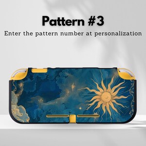 K&ouml;nnte beinhalten: Blau-goldene Nintendo Switch Lite-H&uuml;lle mit einem Himmelsdesign, das Sonne, Sterne und Wolken zeigt. Die H&uuml;lle hat gelbe Akzente und den Text "Pattern #3".