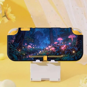 Può includere: Una custodia gialla e nera per Nintendo Switch Lite con una scena di foresta con funghi luminosi e un ruscello. La custodia è su un supporto bianco su sfondo giallo.