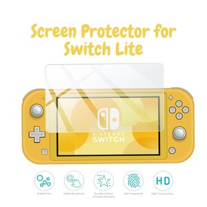 K&ouml;nnte beinhalten: Eine gelbe Nintendo Switch Lite-Konsole mit angebrachtem Displayschutz. Der Displayschutz ist transparent und bedeckt den Bildschirm. Auf dem Bildschirm steht "NINTENDO SWITCH". Zus&auml;tzlicher Text lautet "Screen Protector for Switch Lite".