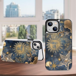Puede incluir: Funda de teléfono con temática celestial, con fondo azul marino y detalles dorados. El diseño presenta un sol, una luna, estrellas y otros elementos celestiales. La funda se muestra en dos formas: una funda con tapa y una funda estándar.