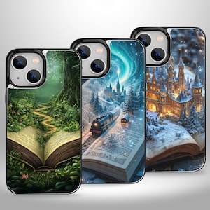 Może przedstawiać: Trzy etui na telefon z motywami książek fantasy. Jedno etui przedstawia leśną ścieżkę, drugie pociąg w zaśnieżonym krajobrazie, a trzecie zamek w zimowej scenerii. Każde etui ma czarną obwódkę i błyszczące wykończenie.