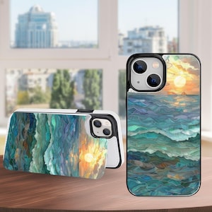 Peut inclure: Deux coques de téléphone avec un motif de paysage marin. L'une est ouverte, révélant un intérieur blanc, l'autre est fermée. L'œuvre d'art représente un coucher de soleil sur l'océan, avec des nuances de bleu, vert et orange. Les coques ont des bordures noires.