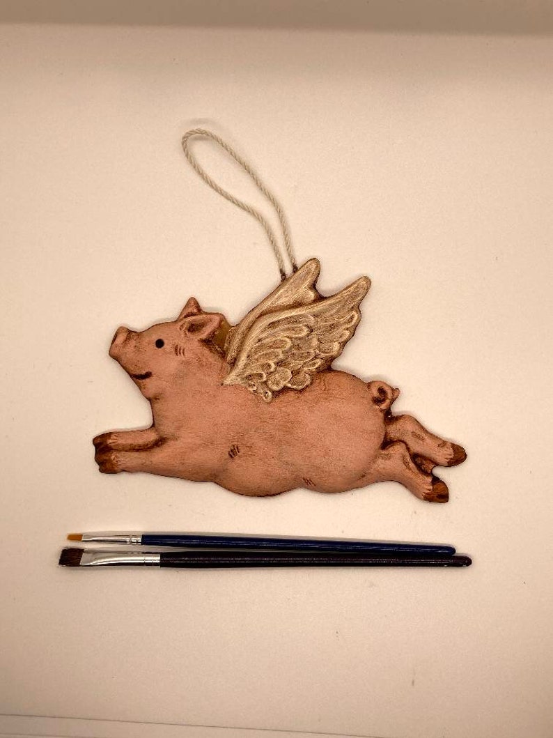 Painted Beeswax Ornament l Folk Art l Flying Pig l Cinnamon Scented l German Craft l Pig l Recycle imagem 3