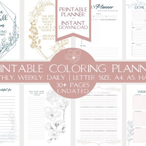 Può includere: Un set di pagine di pianificazione da colorare stampabili con disegni floreali. Include layout mensili, settimanali e giornalieri, oltre a tracker degli obiettivi e richieste di gratitudine. Testo: "Printable Coloring Planner". Disponibile nei formati lettera, A4, A5 e mezza misura.