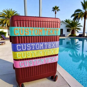 Sangles de bagage avec nom personnalisé, Ceinture de sécurité pour valise avec votre texte, Essentiels de voyage personnalisés pour les vacances, Étiquettes de valise de voyage éclatantes