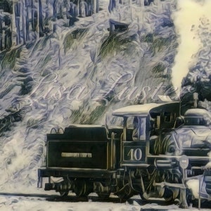 Op de afbeelding: Een zwarte stoomtrein met witte rook uit de schoorsteen, de trein is genummerd 40 en rijdt een besneeuwde berghelling op.