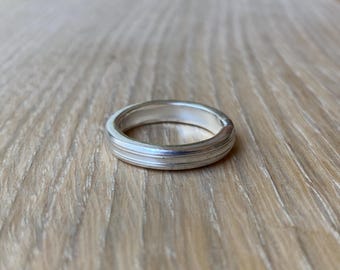 Anillo de cuchara plateado: Anillo de banda de plata reciclada