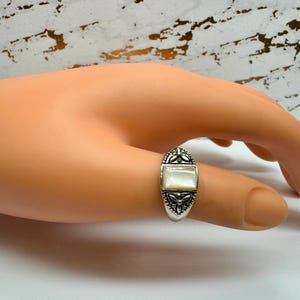 Vintage CW 925 Sterling Silver Mother Of Pearl Women&#39;s  Ring!! Size 6 1/2