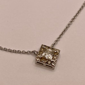 Vintage 925 Sterling Silver Chain And white Round Cut Cubic Zirconia Pendant Necklace.