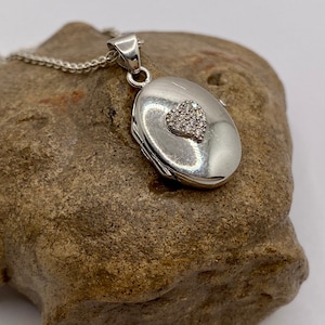 Vintage 925 Sterling Silver Oval Locket Pendant Necklace !!!!