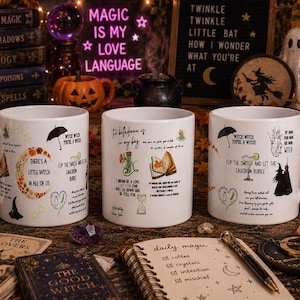 Puede incluir: Tres tazas de cer&aacute;mica blanca con diversas ilustraciones y textos sobre brujas, incluyendo frases como There's a little witch in all of us, The belladonna is in my bag y Witch witch you're a witch, decoradas con peque&ntilde;os iconos coloridos.