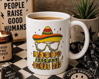 Taza divertida para padrastro – Un padrastro de lo más normal – Regalo para padrastro – Taza para el Día del Padre – Taza de café con juego de palabras