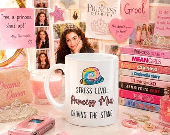 Taza divertida con temática de estrés: La princesa Mia conduciendo el Mustang – Taza de café con humor millennial – Regalo nostálgico con el que te identificarás
