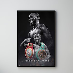 Può includere: Stampa incorniciata in bianco e nero con un ritratto di Terence Crawford. L'immagine mostra Crawford con due cinture da campionato. Il testo "TERENCE CRAWFORD" è nella parte inferiore della stampa. La stampa è esposta su un muro bianco.