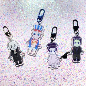 Puede incluir: Cuatro llaveros acrílicos con versiones de dibujos animados de personajes de terror clásicos. Los llaveros incluyen un vampiro, el Tío Sam, la novia de Frankenstein y el monstruo de Frankenstein. Cada llavero tiene un cierre de diferente color.