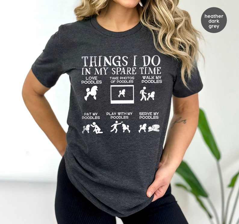 Chemise caniche, cadeau maman chien, t-shirts amoureux des animaux de compagnie, cadeau propriétaire de chien, choses que je fais pendant mes temps libres, t-shirt caniche, t-shirts nouveau propriétaire de chien, chemise passe-temps image 1