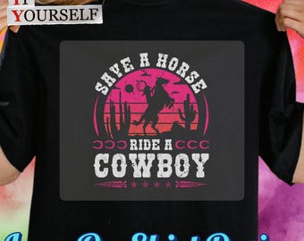 Może przedstawiać: Czarna koszulka z różowo-białą grafiką z napisem "Save a Horse Ride a Cowboy". Projekt przedstawia sylwetkę kowboja na koniu, kaktusy i zachód słońca. U góry widnieją słowa "Do It Yourself".