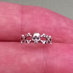 925 Sterling Silver Skull & Crossbones Gothic Ear Cuff Wrap Earring (unpierced / non pierced) + Black Velveteen Gift Bag *Free UK delivery*