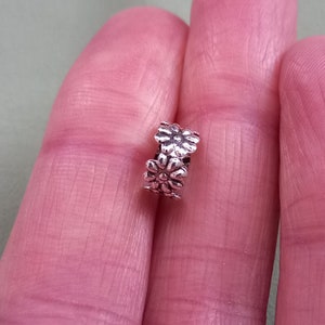 925 Sterling Silver Daisy Chain Flower Ear Cuff Wrap Cartilage Earring (unpierced/non pierced) Black Velveteen Gift Bag *Free UK delivery*
