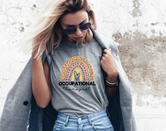 Ergotherapeut Shirt, Ergotherapie T-Shirt, OT Tee, Boho Regenbogen Shirt, OT Grad Geschenk, Therapeut TShirt, OT Student