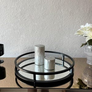 Rund dekorativ spegelbricka, svart metallram, modern bordsdekoration, ljusdisplaybricka, elegant heminredning, inflyttningspresent Ø36cm bild 7