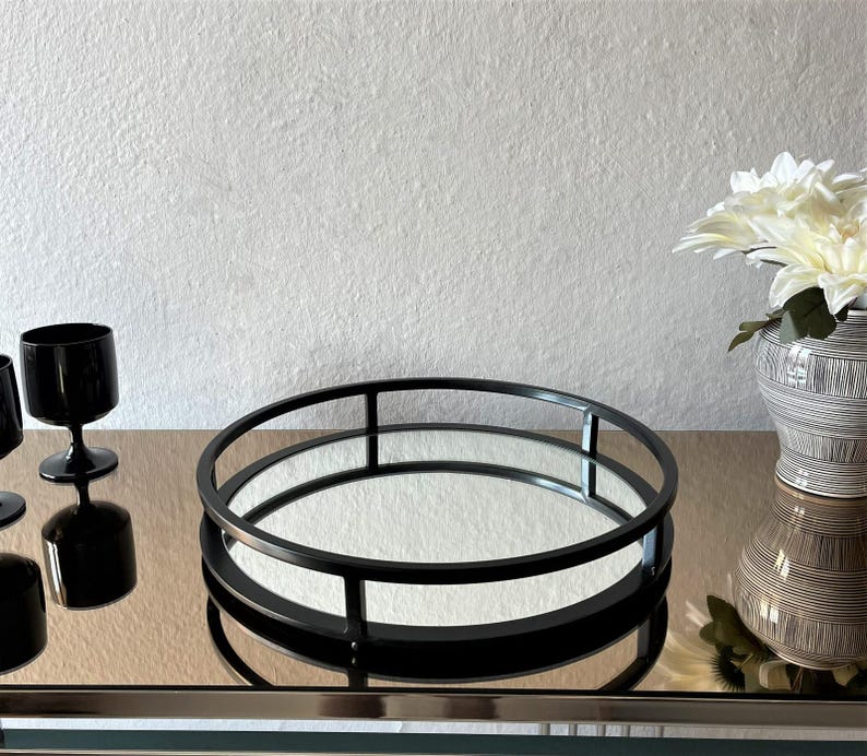 Rund dekorativ spegelbricka, svart metallram, modern bordsdekoration, ljusdisplaybricka, elegant heminredning, inflyttningspresent Ø36cm bild 2