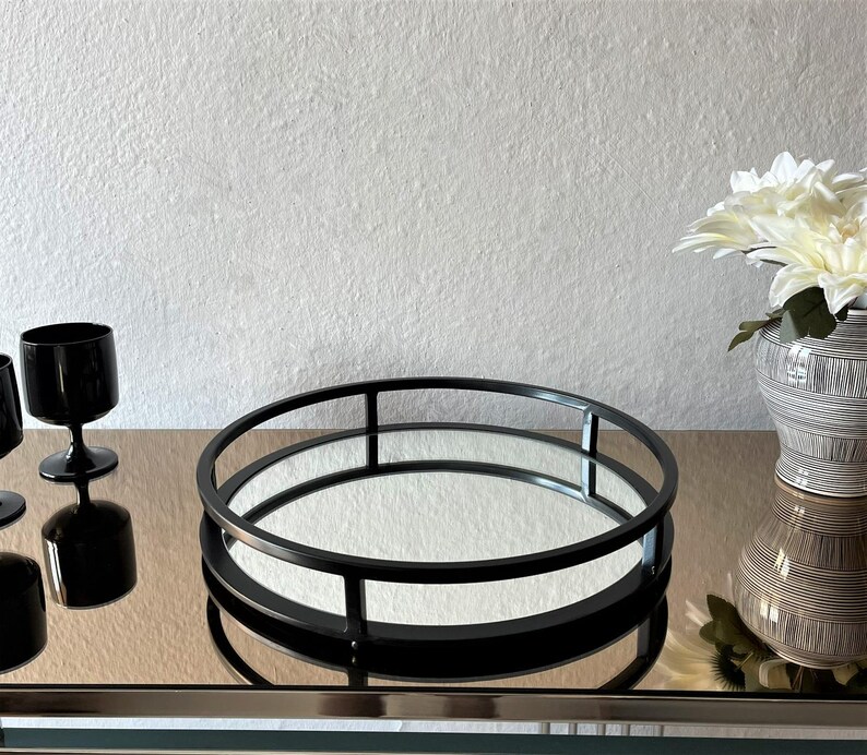 Rund dekorativ spegelbricka, svart metallram, modern bordsdekoration, ljusdisplaybricka, elegant heminredning, inflyttningspresent Ø36cm bild 6