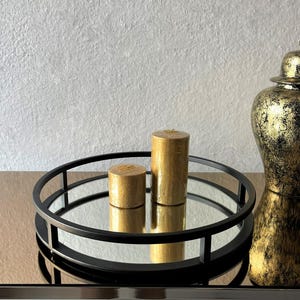Rund dekorativ spegelbricka, svart metallram, modern bordsdekoration, ljusdisplaybricka, elegant heminredning, inflyttningspresent Ø36cm bild 5