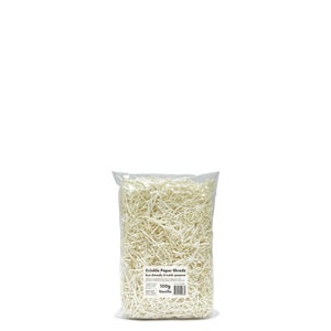 Op de afbeelding: Een zak met 100 g witte gekreukelde papieren strooisel, met het label "Crinkle Paper Shreds Eco-friendly & multi-purpose 100g Vanilla"