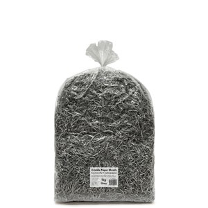 Op de afbeelding: Een grote, doorzichtige plastic zak gevuld met grijze gerimpelde papieren stroken. De zak heeft een label met de tekst "Crinkle Paper Shreds Eco-friendly & multi-purpose 1kg Grey".