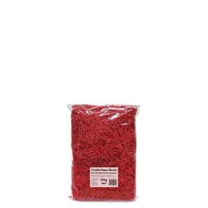 Op de afbeelding: Een zak met rode gerimpelde papieren stroken. De zak is gelabeld met "Crinkle Paper Shreds Eco-friendly & multi-purpose 100g Red".