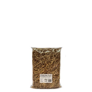 Op de afbeelding: Een doorzichtige plastic zak gevuld met bruine papierkrulletjes. Het etiket luidt "Crinkle Paper Shreds Eco-friendly & multi-purpose 100g Kraft".