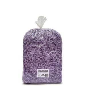 Op de afbeelding: Een grote zak met lichtpaarse gerimpelde papieren stroken. De zak is van doorzichtig plastic en de papieren stroken zijn milieuvriendelijk en multifunctioneel. De zak is gelabeld met "Crinkle Paper Shreds Eco-friendly & multi-purpose 1kg Light Purple"