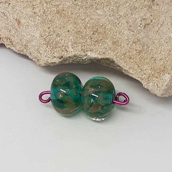 Deux perles de verre vert émeraude transparent et aventurine