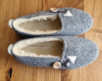 Pantuflas de lana afieltrada: mules con forro de piel de oveja, zapatillas cálidas sin cordones