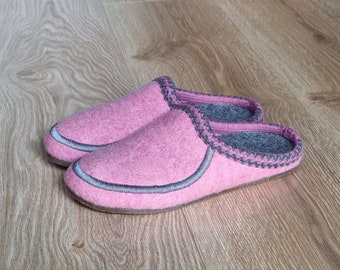 Pantuflas de fieltro hechas a mano: Mules de lana rosa para mujer