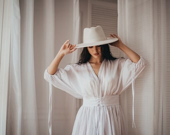 Camisón con cinturón y corsé de batista: lencería nupcial, vestido de playa